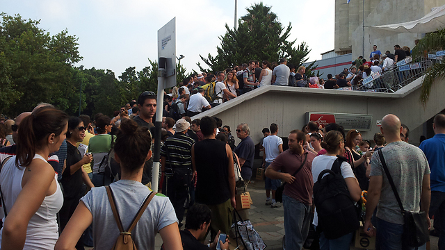 מאות בחלוקת הערכות בתל-אביב, הבוקר (צילום: שחר חי) (צילום: שחר חי)