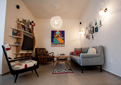 מבט כולל על סלון הרטרו שבדירה (צילום: גלעד לבנת) (צילום: גלעד לבנת)