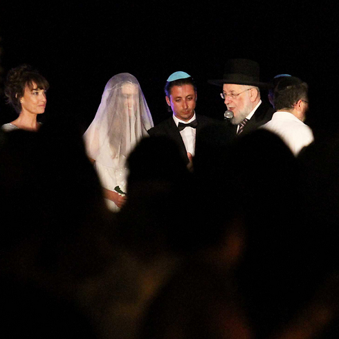 הקץ לרווקות. אור גרוסמן ולני שפורן בטקס הנישואין (צילום: עידו ארז) (צילום: עידו ארז)
