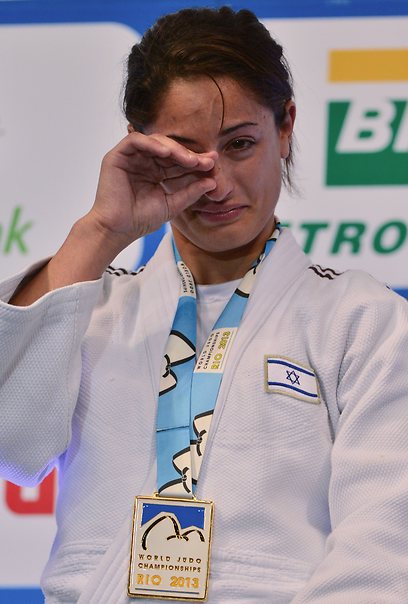מתקשה לעצור את הדמעות. ג'רבי עם המדליה (צילום: AFP) (צילום: AFP)