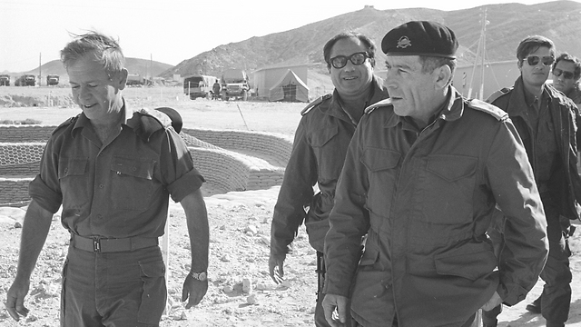 גורודיש (מאחור) ביום כיפור, לצד סגן הרמטכ"ל ישראל טל ומג"ד 440 מנדי מרון (צילום: במחנה, מוריס) (צילום: במחנה, מוריס)