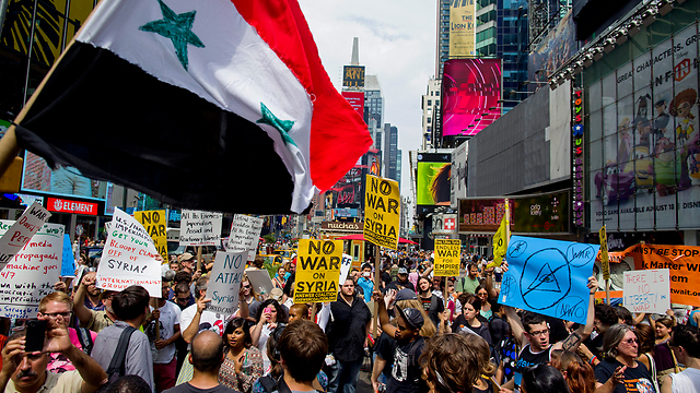 הפגנה בטיימס סקוור בניו יורק נגד תקיפה אמריקנית בסוריה (צילום: AP) (צילום: AP)