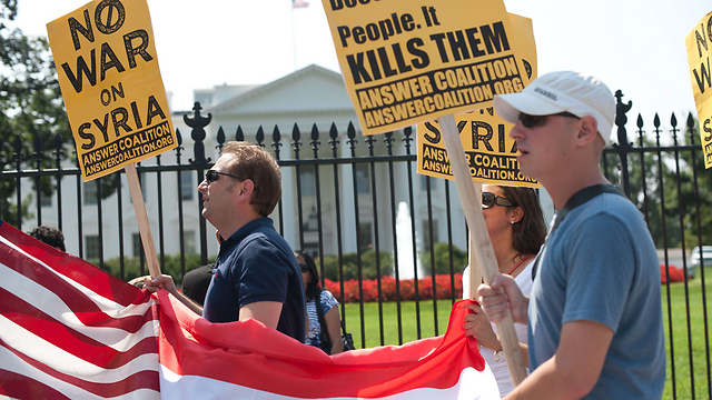 ידם של מתנגדי התקיפה על העליונה. מחוץ לבית הלבן  (צילום: AFP) (צילום: AFP)
