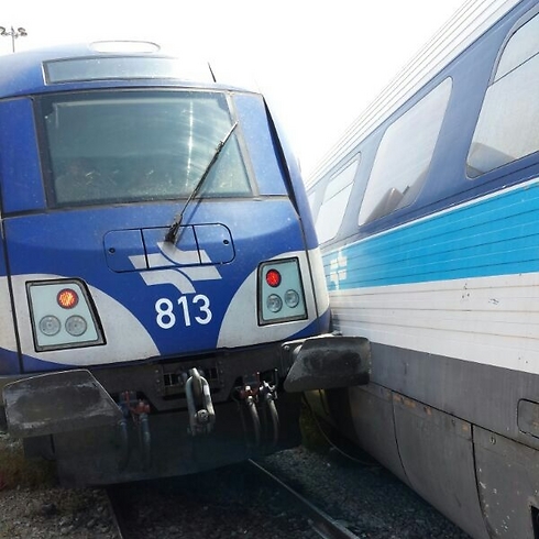 התאונה היום בחיפה - רכבת נוסעת פגעה ברכבת חונה ()