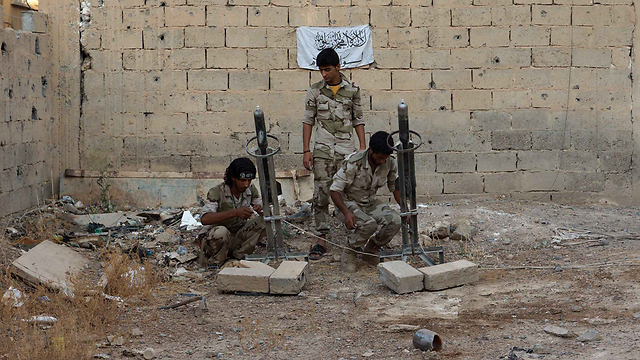 לוחמים של צבא סוריה החופשי. מחכים לסיוע (צילום: רויטרס) (צילום: רויטרס)