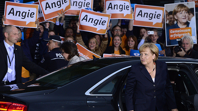 "אנג'י", "אנג'י", אנג'י". מרקל בדרך לעימות בברלין על רקע תומכיה (צילום: AFP) (צילום: AFP)