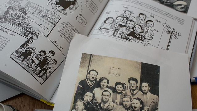 צילומי משפחה אותנטיים אל מול ספרו של קישקה (צילום: אוהד צויגנברג) (צילום: אוהד צויגנברג)