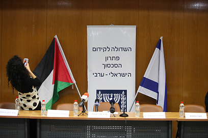 הסכסוך הישראלי פלסטיני - נושא לדיון גם בחדרי ההלבשה (צילום: גיל יוחנן) (צילום: גיל יוחנן)