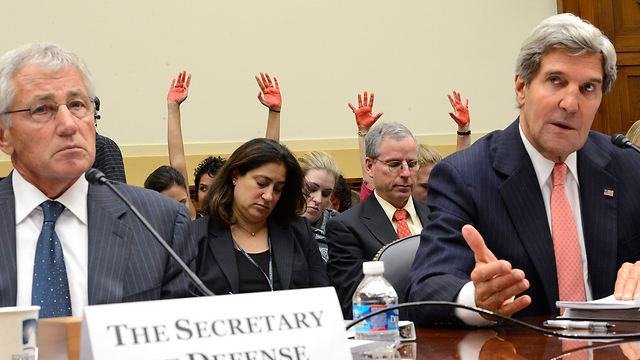 מזכיר המדינה קרי ושר ההגנה הייגל בסנאט, מקדמים תקיפה (צילום: EPA) (צילום: EPA)