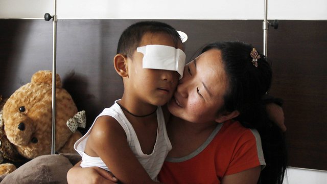 ההורים שוקלים את האפשרות לעיניים אלקטרוניות. גאו עם אמא (צילום: AFP) (צילום: AFP)