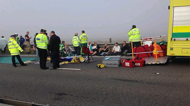 זירת התאונה בבריטניה (צילום: ג'ו ג'יל, טוויטר) (צילום: ג'ו ג'יל, טוויטר)