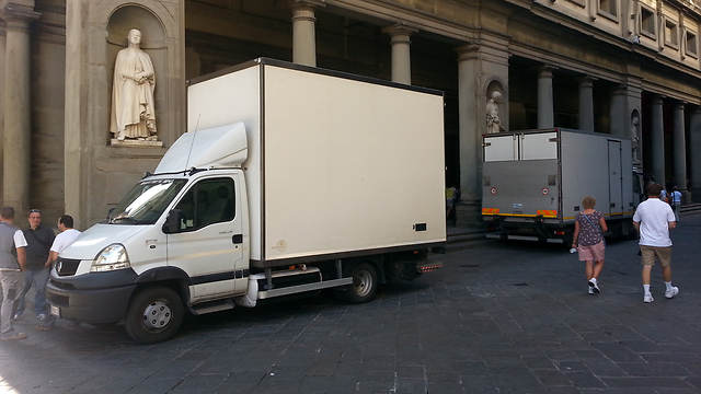 המשאיות שהמתינו מחוץ למוזיאון בפירנצה (צילום: מנחם גנץ) (צילום: מנחם גנץ)
