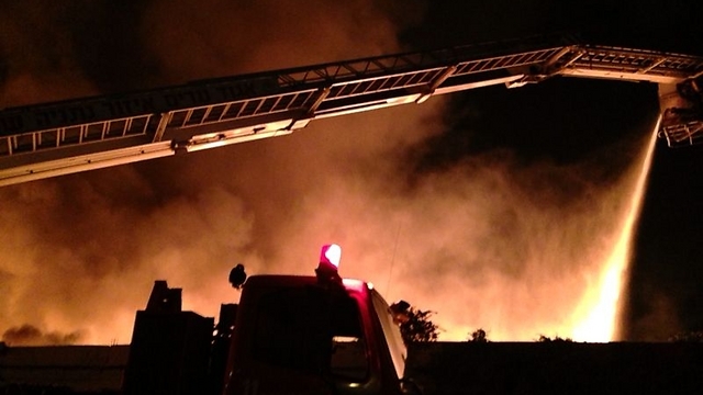 מנסים להשתלט על השריפה הלילה (צילום: דוברות כבאות מחוז מרכז) (צילום: דוברות כבאות מחוז מרכז)