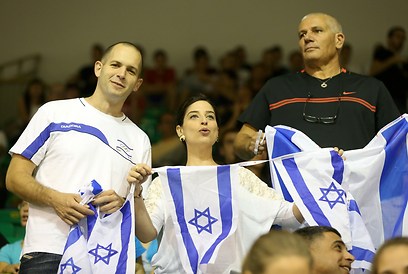 אוהדי נבחרת ישראל ממשיכים להאמין (צילום: ראובן שוורץ) (צילום: ראובן שוורץ)