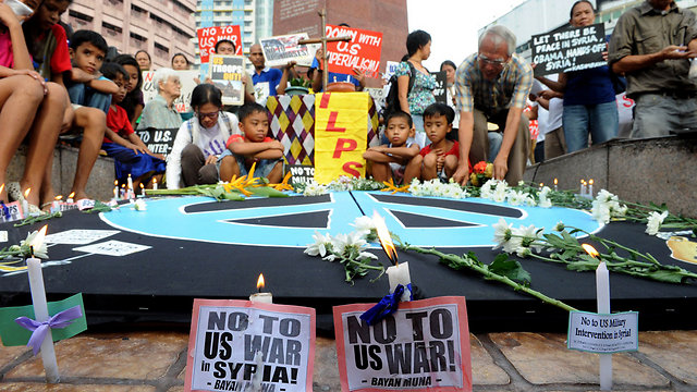מחאה פיליפינית נגד תקיפה אמריקנית בסוריה (צילום: AFP) (צילום: AFP)