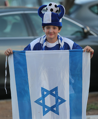 אוהד צעיר של הנבחרת עם הדגל (צילום: אורן אהרוני) (צילום: אורן אהרוני)