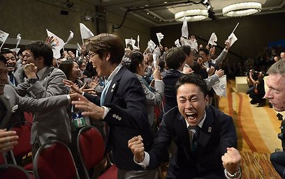 היפנים בטירוף אחרי ההכרזה (צילום: AFP) (צילום: AFP)