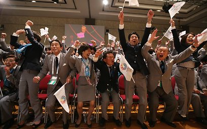 נציגי הוועדה המארגנת של משחקי טוקיו 2020 לאחר ההודעה על זכייתם במכרז (צילום: AFP) (צילום: AFP)