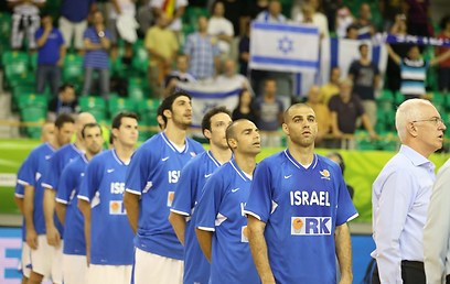 נבחרת ישראל והאוהדים לפני הפתיחה (צילום: ראובן שוורץ) (צילום: ראובן שוורץ)