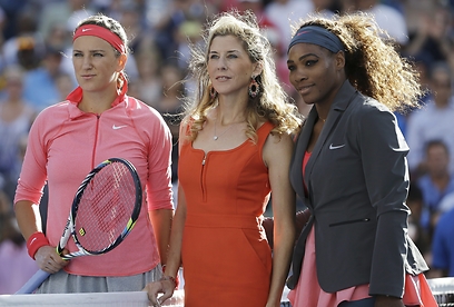 אגדת הטניס מוניקה סלש עם סרינה ואזרנקה (צילום: AP) (צילום: AP)
