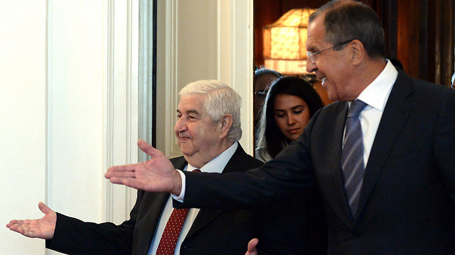 שר החוץ הסורי אל-מועלם עם עמיתו הרוסי לברוב (צילום: AFP) (צילום: AFP)