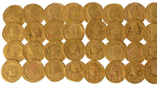 חלק מהאוצר שננטש. המטבעות מימי אמצע המאה הרביעית (צילום: אוריה תדמור) (צילום: אוריה תדמור)