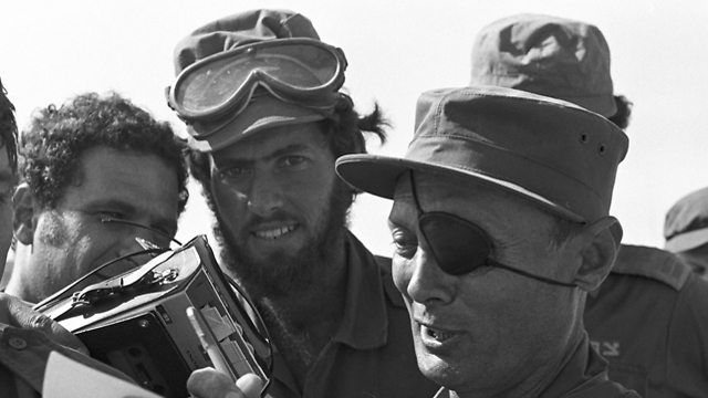 דיין בסוף מלחמת יום הכיפורים ב-1973 (צילום: דוד רובינגר) (צילום: דוד רובינגר)