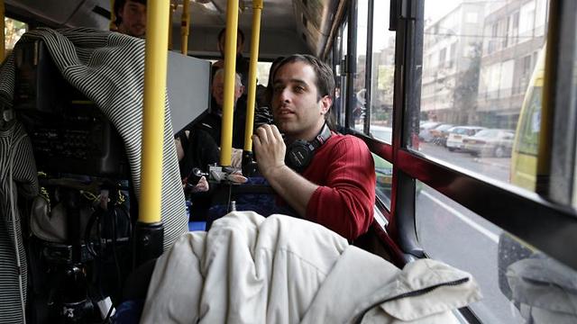 תום שובל באוטובוס. עם ישראל אדיש (צילום: ורד אדיר) (צילום: ורד אדיר)