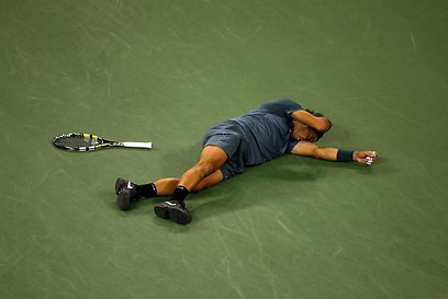פורץ בבכי לאחר הניצחון (צילום: AFP) (צילום: AFP)