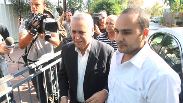 Former President Moshe Katsav (left) returning to prison after a vacation (Photo: Motti Kimchi)