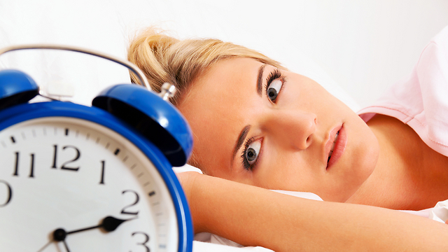 לא נרדמת. שינה מקוטעת עלולה להיות אחת הסיבות לPMS (צילום: shutterstock) (צילום: shutterstock)