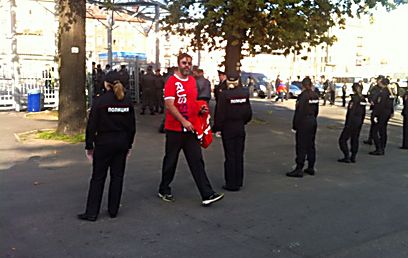 שוטרים ושוטרות שומרים על הסדר מחוץ לאצטדיון (צילם: נדב צנציפר) (צילם: נדב צנציפר)