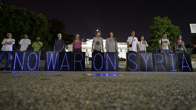 הפגנה נגד התקיפה בסוריה מחוץ לבית הלבן בזמן נאום אובמה (צילום: EPA) (צילום: EPA)