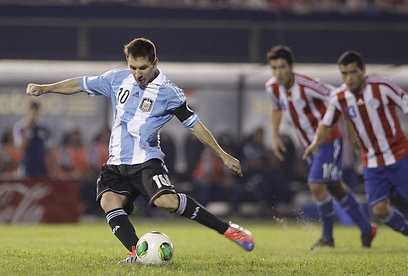 ליונל מסי כובש מהנקודה הלבנה, ארגנטינה עולה למונדיאל (צילום: AP) (צילום: AP)