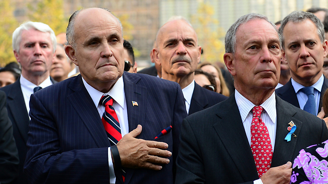 "ראש העיר של אמריקה" והאחראי על הזיכרון האזרחי. ג'וליאני (משמאל) ובלומברג (צילום: EPA) (צילום: EPA)