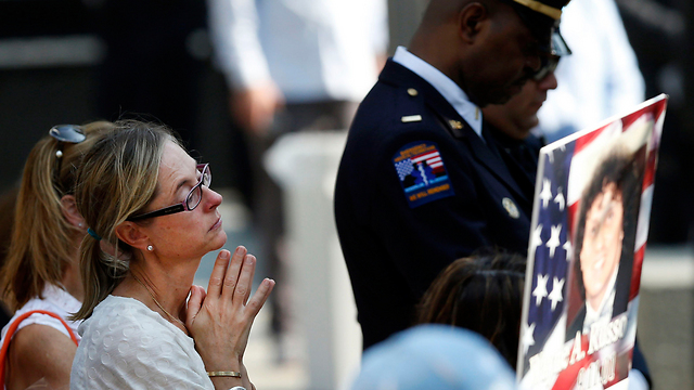 קרובי משפחות של הרוגי הפיגועים בגראונד זירו בניו יורק (צילום: AP) (צילום: AP)