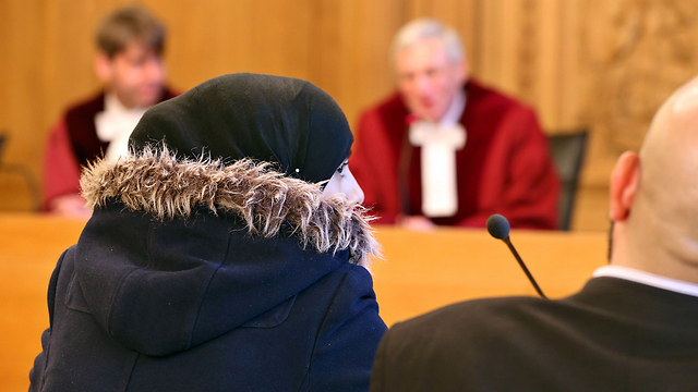 פוגעים לה בחופש הדת? אסמה בבית המשפט בלייפציג (צילום: AFP) (צילום: AFP)