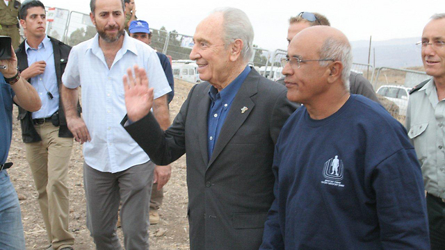 Avigdor Kahalani with President Peres (Photo: Yosef Avi Yair Engel)