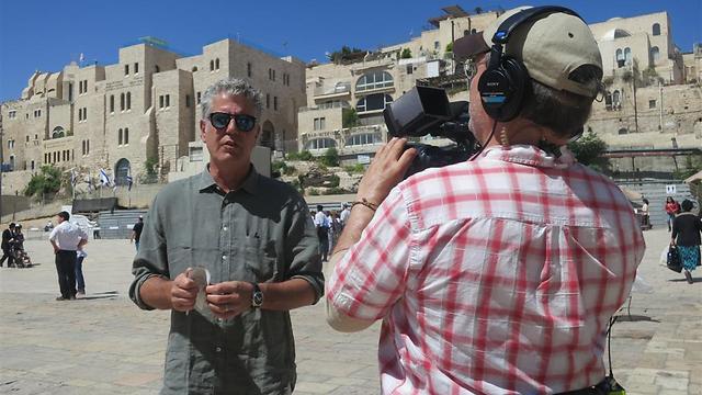 לחלק זו ישראל, לחלק פלסטין. אנתוני בורדיין בכותל המערבי (צילום: באדיבות CNN) (צילום: באדיבות CNN)
