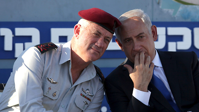 Benny Gantz and PM Netanyahu (Photo: AP)