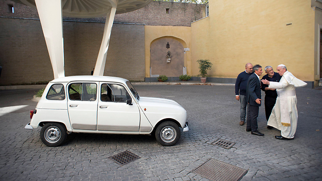 האפיפיור לצד מכוניתו החדשה-ישנה (צילום: רויטרס) (צילום: רויטרס)
