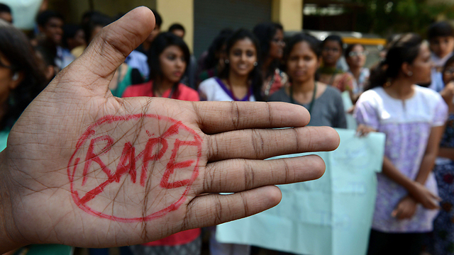 הפגנה מחאה על האלימות נגד נשים בהודו (צילום: AFP) (צילום: AFP)
