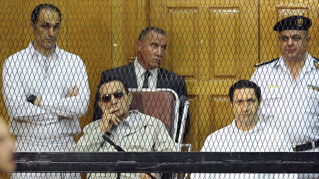 Mubarak, alongside his sons Alaa, Gamal (Photo: AP)