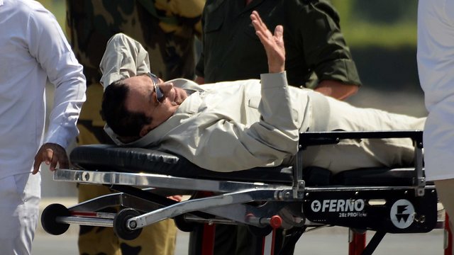 Mubarak taken to court hearing (Photo: AFP)