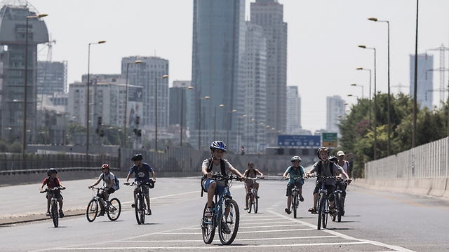 רוכבים על אופניים, היום בתל-אביב (צילום: EPA) (צילום: EPA)