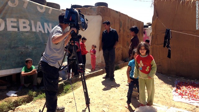 "הילדים מתרגלים עליי את האנגלית שלהם". כתב CNN במחנה הפליטים (צילום: CNN) (צילום: CNN)