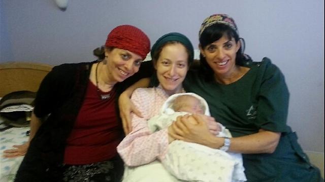 המיילדת/דודה פנינה (מימין), עדי והתינוקת והאמא/סבתא תהילה (באדיבות בית החולים "לניאדו") (באדיבות בית החולים 