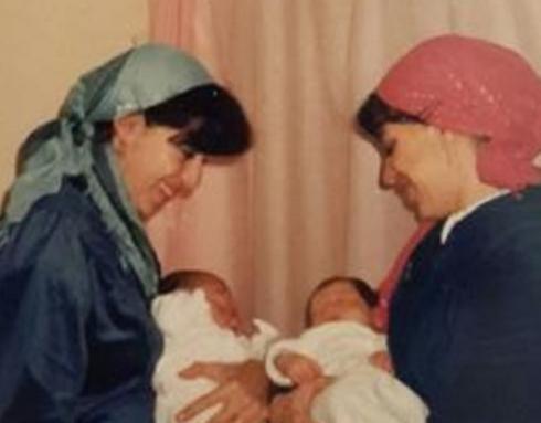 פנינה ותהילה בבית היולדות, לפני 26 שנה (באדיבות בית החולים "לניאדו")