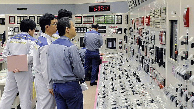 טכנאים בחדר בקרה בכור מספר 4 (צילום: AFP) (צילום: AFP)