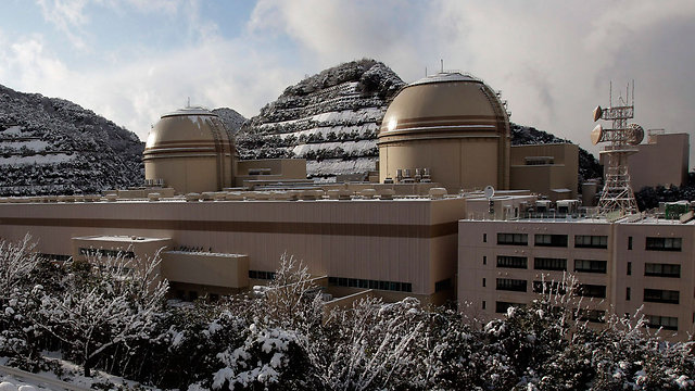התלות באנרגיה גרעינית אשמה בגירעונות? כור מספר 4 באוהי (מימין) (צילום: AP) (צילום: AP)